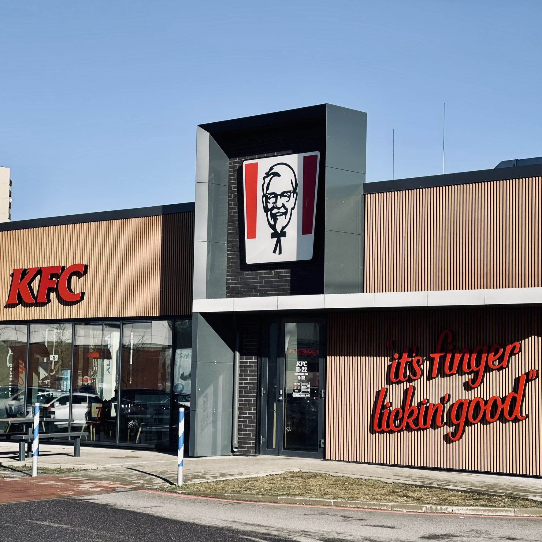 Lasnamäe restoranis on saadaval kõik KFC parimad palad, alustades kultuslikust kanaämbri sisust kuni mahlakate Zingeri burgerite ja tortilladeni.